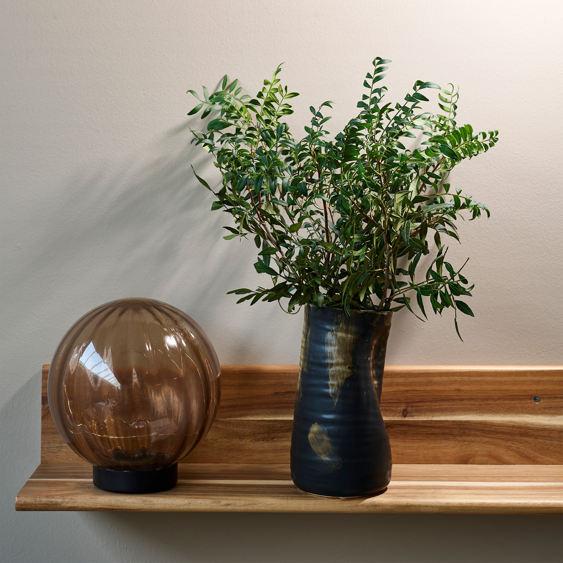 Sculpted schmale Vase